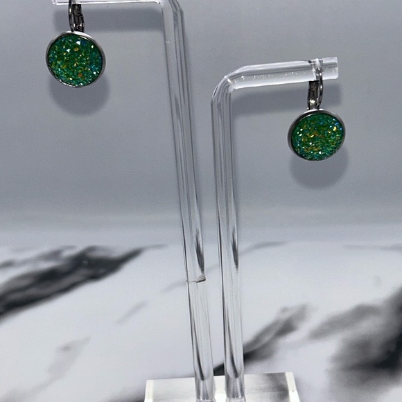 kkcollectionsss Jewelry - Sparkling Green Drop Earrings